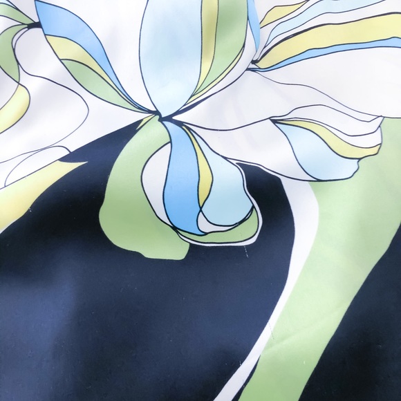 Bebe small v neck short sleeve tropical flower detail dress - Picture 5 of 7